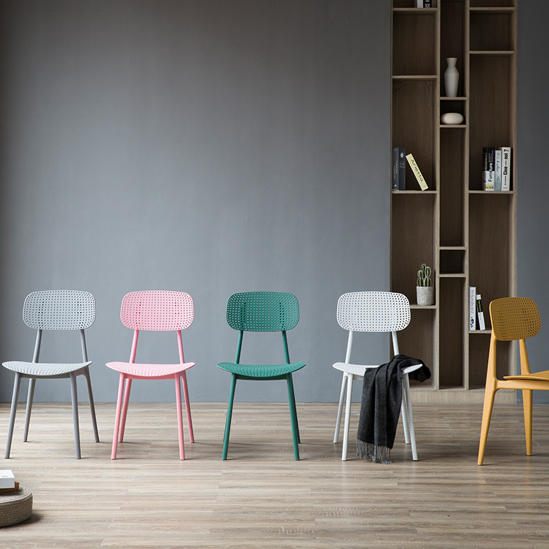 L\'usine vend des chaises en plastique PP, des chaises de restaurant durables et des meubles de maison modernes à bas prix