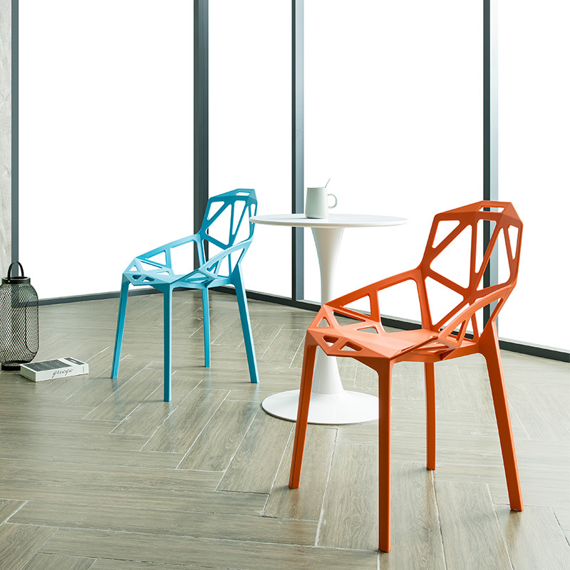 Convient à l\'intérieur, à l\'extérieur, Design simple, aspect moderne, chaise à manger en plastique avec dossier plié